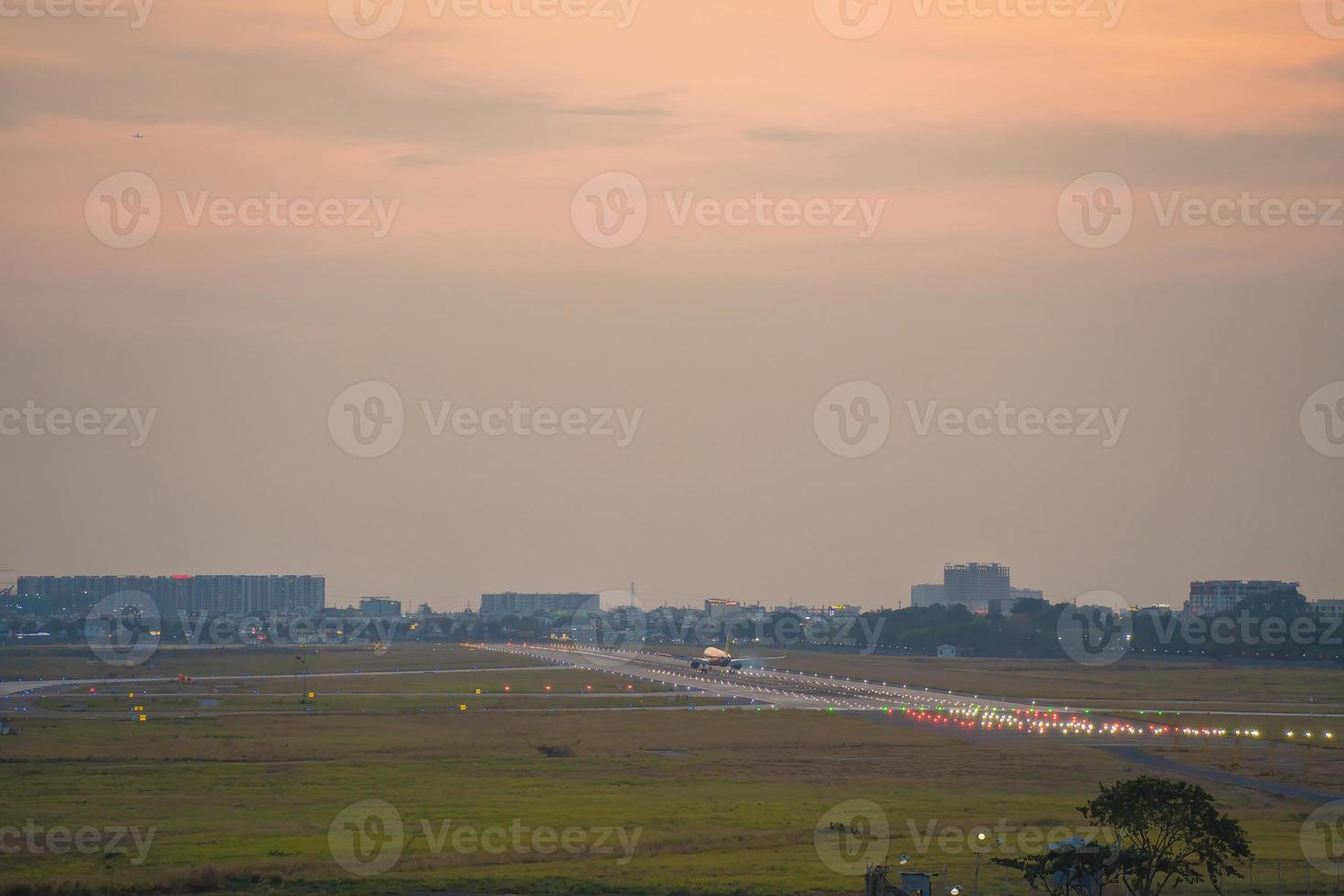 ho chi minh city, vietnã - 20 de fevereiro de 2022 o aeroporto internacional de tan son nhat international airport, o aeroporto internacional de saigon ho chi minh city, sul do vietnã à noite. foto