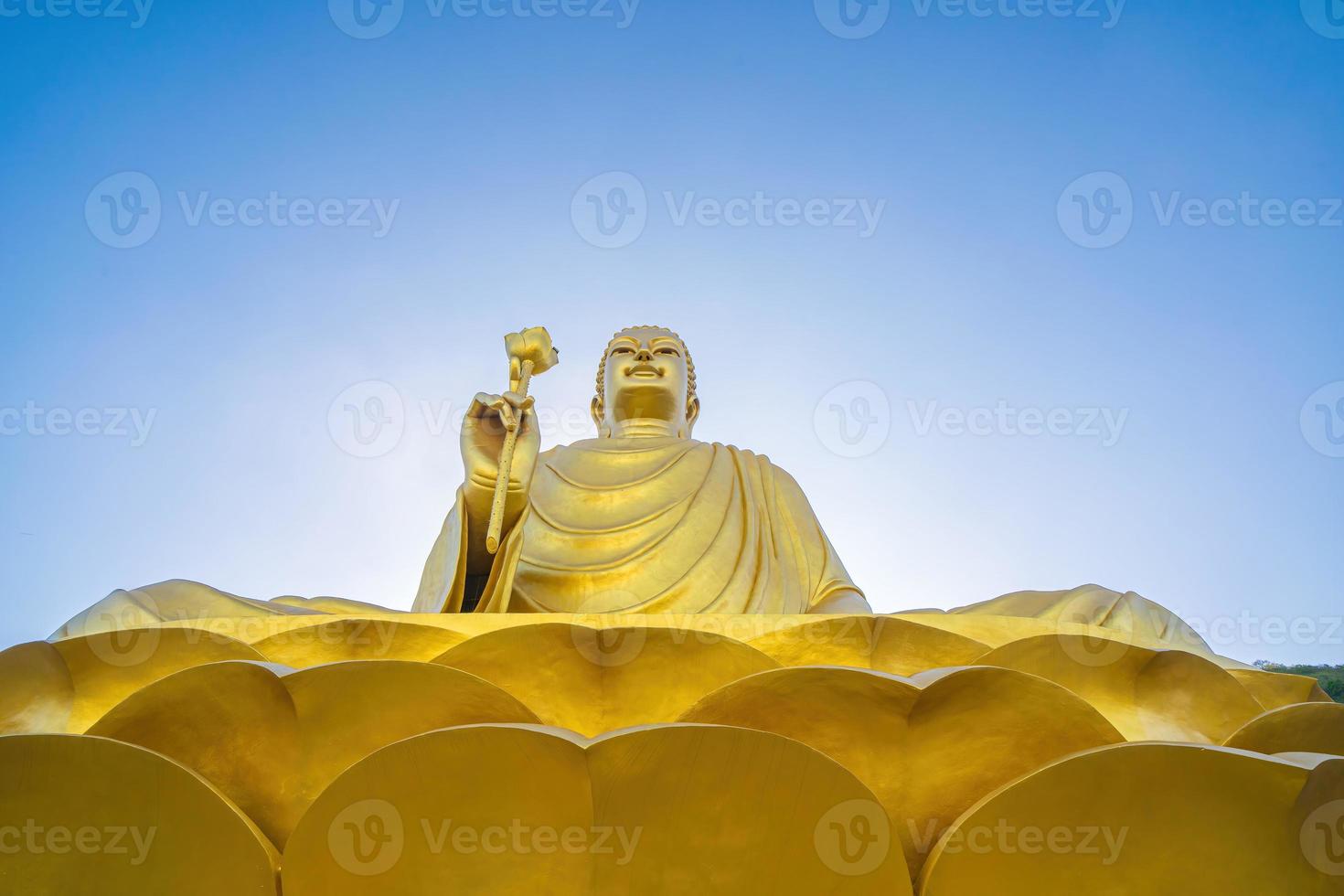 a mão da estátua de buda dourado segurando lótus no mosteiro de chon khong. foto