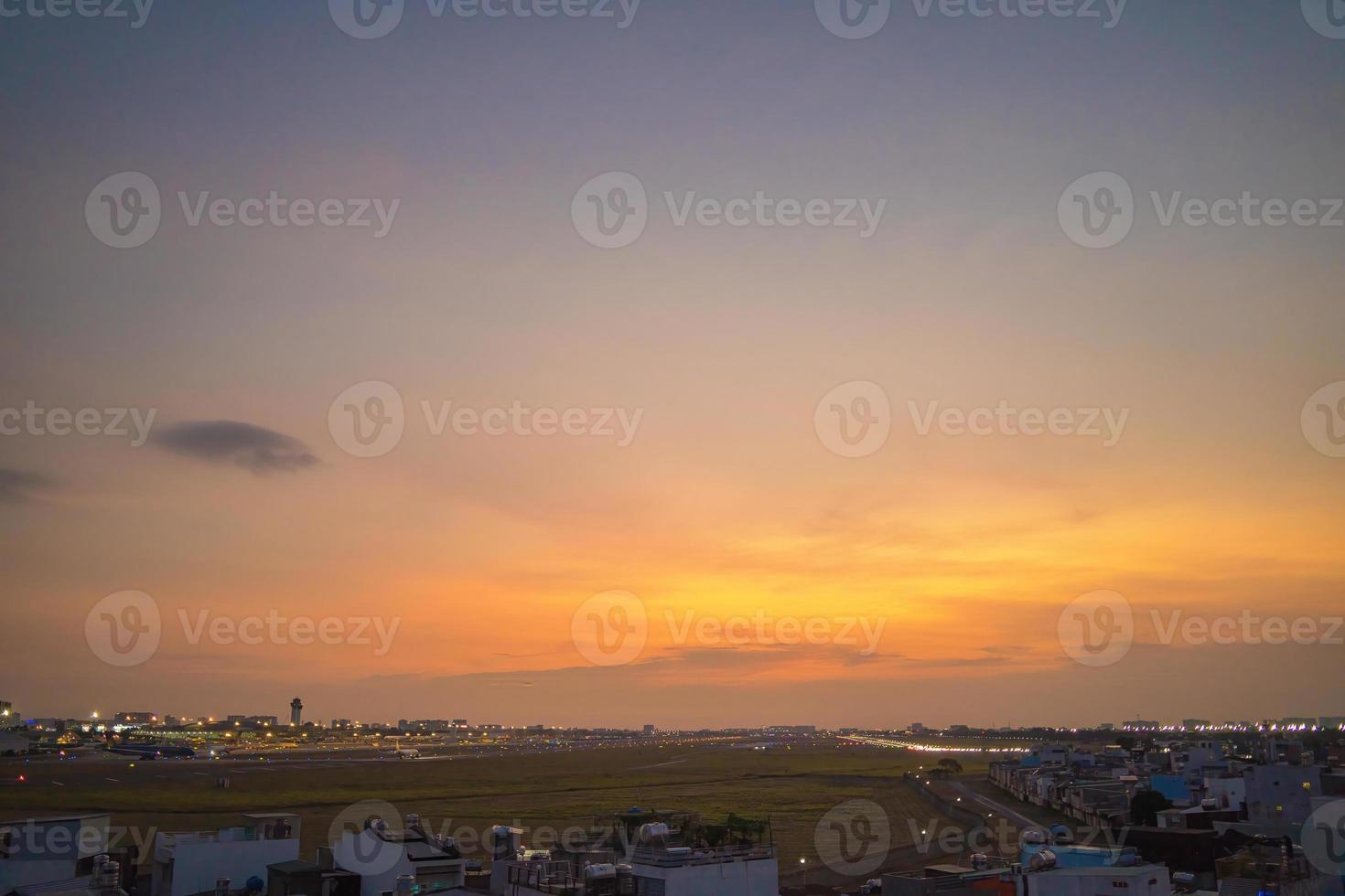 ho chi minh city, vietnã - 20 de fevereiro de 2022 o aeroporto internacional de tan son nhat international airport, o aeroporto internacional de saigon ho chi minh city, sul do vietnã à noite. foto