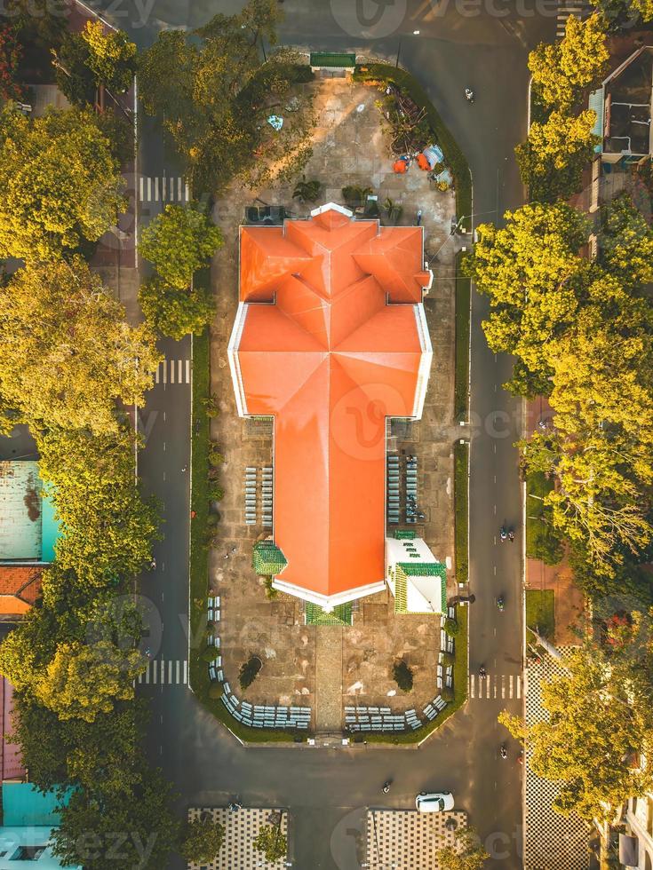 vista superior da bela igreja antiga da cidade de vung tau com árvore verde. vila do templo católico de vung tau, vietnã. foto da paisagem de primavera com pôr do sol.