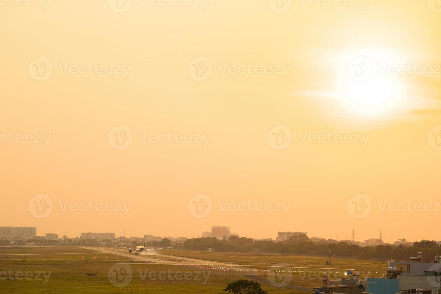 ho chi minh city, vietnã - 20 de fevereiro de 2022 o aeroporto internacional de tan son nhat international airport, o aeroporto internacional de saigon ho chi minh city, sul do vietnã à noite. foto