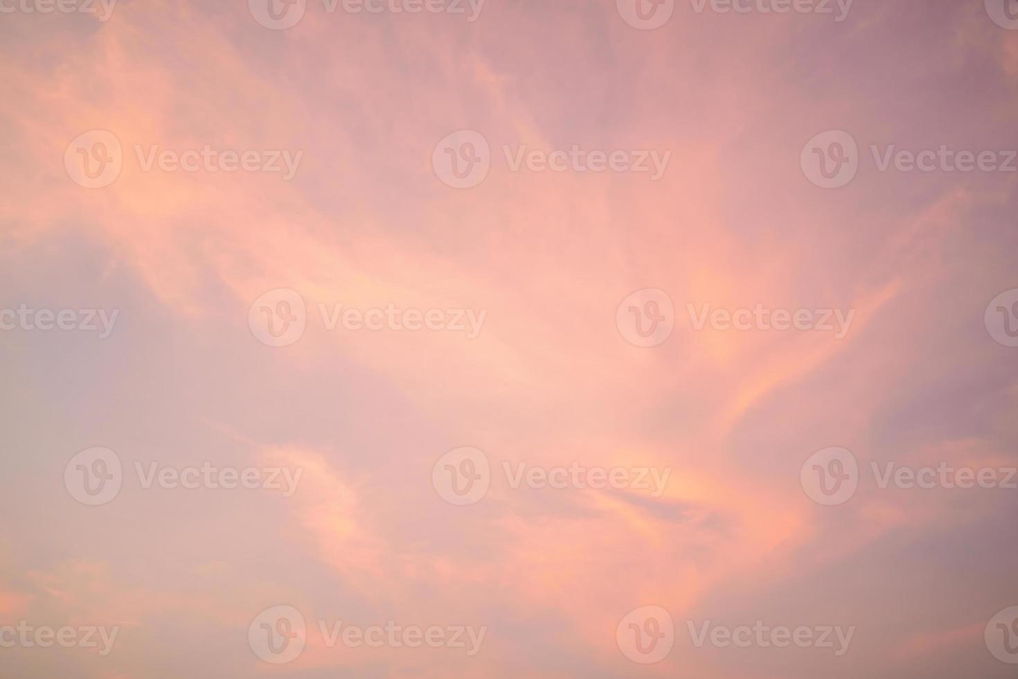 verão de nuvem de fundo. verão de nuvens. céu nuvem cinematográfica. céu natural fundo de textura por do sol bonito e cinematográfico foto