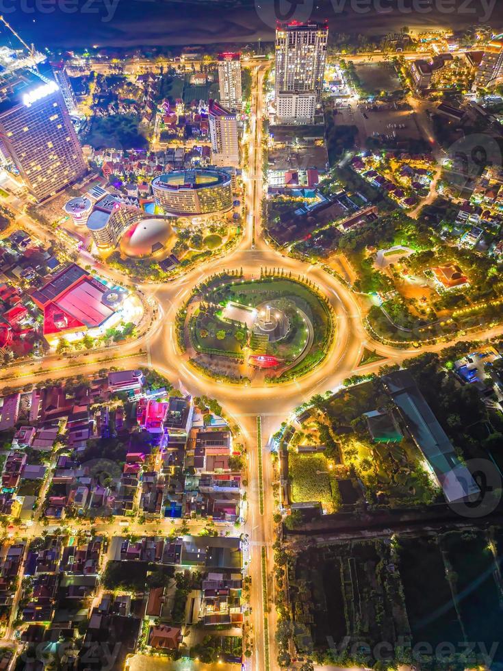 Vung tau vista de cima, com rotatória de tráfego, casa, memorial de guerra do vietnã no vietnã. fotografia de longa exposição à noite. foto