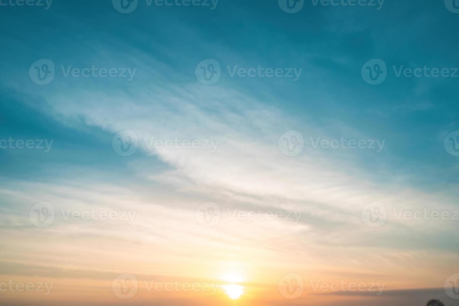 verão de nuvem de fundo. verão de nuvens. céu nuvem cinematográfica. céu natural fundo de textura por do sol bonito e cinematográfico foto