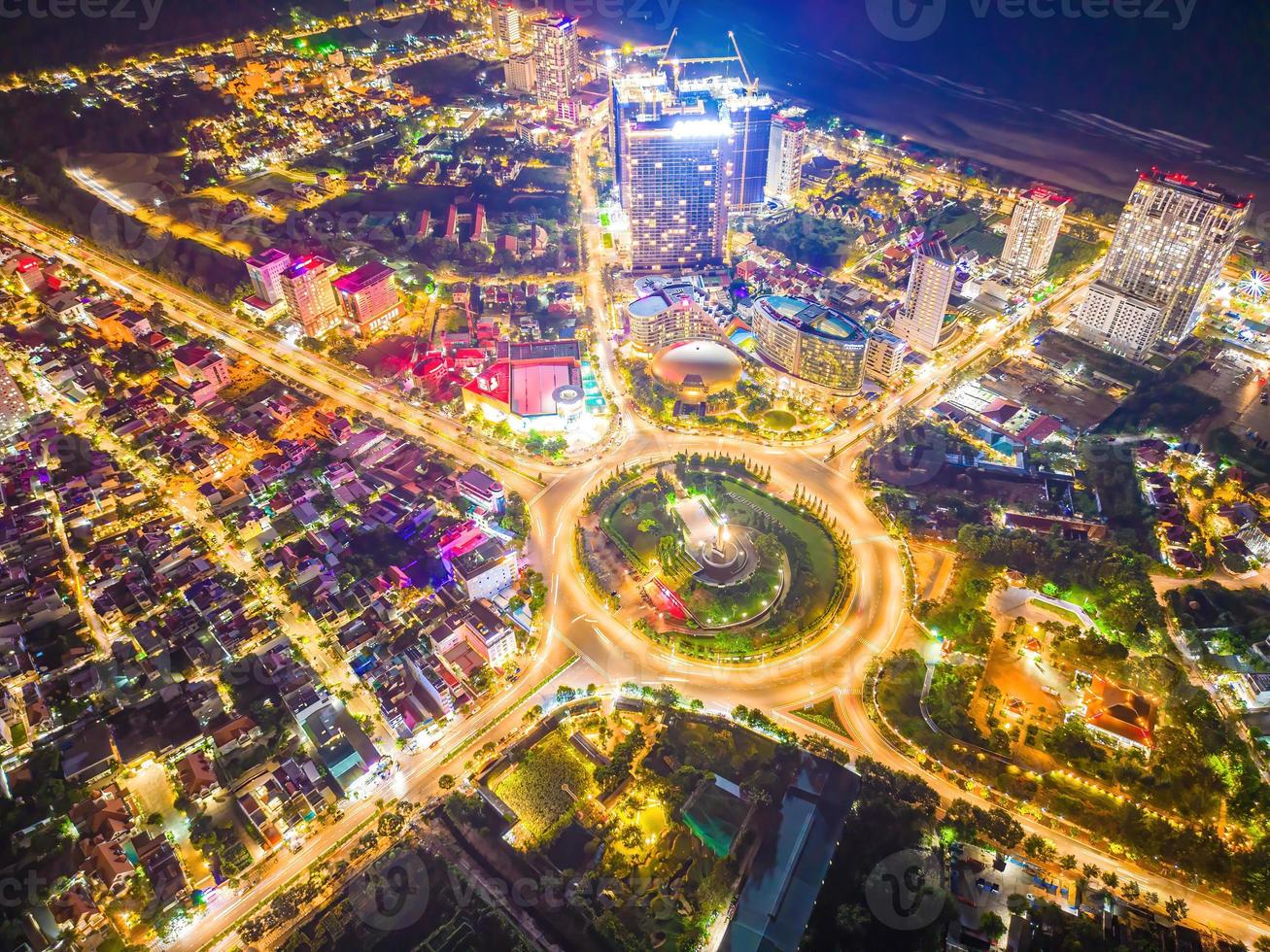 Vung tau vista de cima, com rotatória de tráfego, casa, memorial de guerra do vietnã no vietnã. fotografia de longa exposição à noite. foto