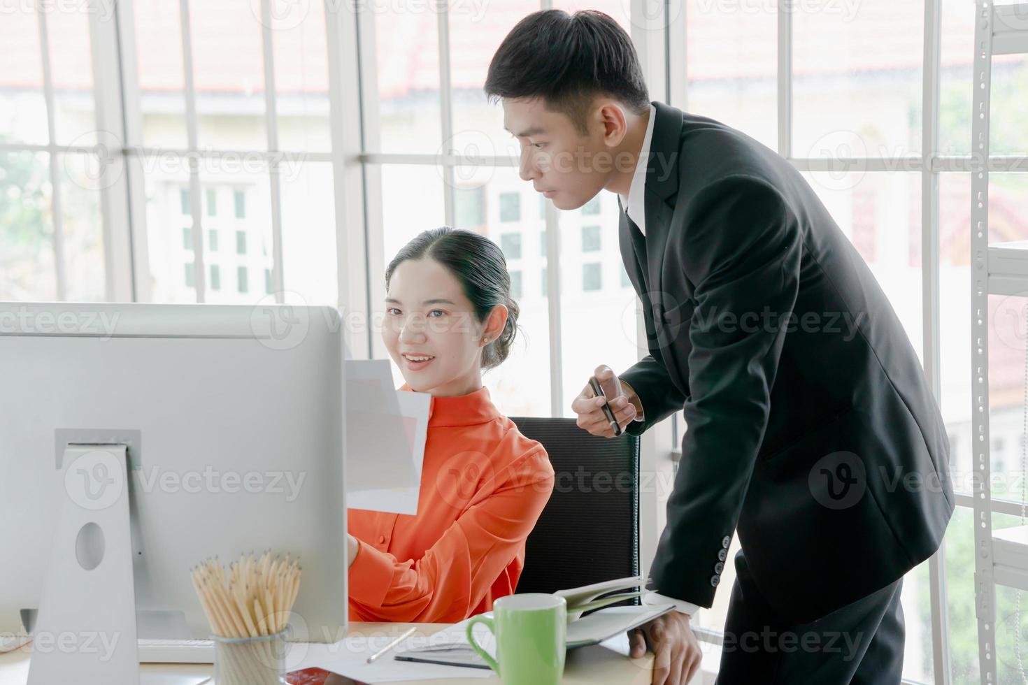 dois jovens empresários analisando gráficos durante foto