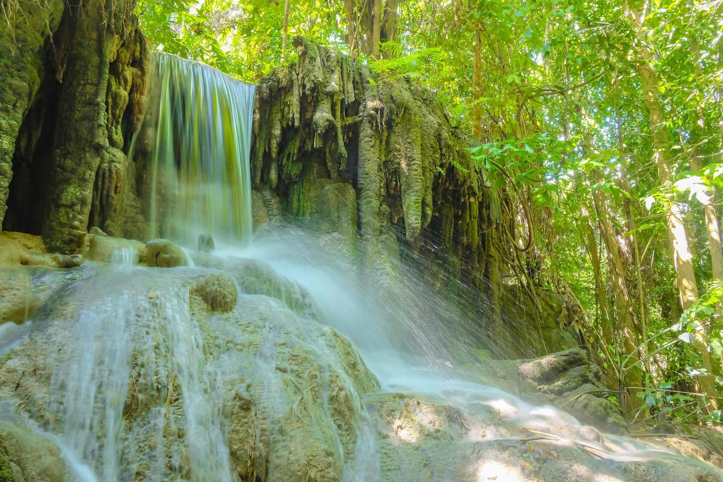 cachoeira da floresta profunda no parque nacional erawan kanchanaburi, tailândia viagem pela natureza foto