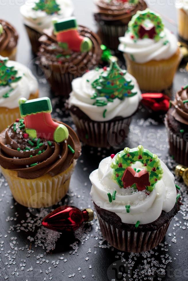 cupcakes decorados de natal em chocolate e baunilha foto