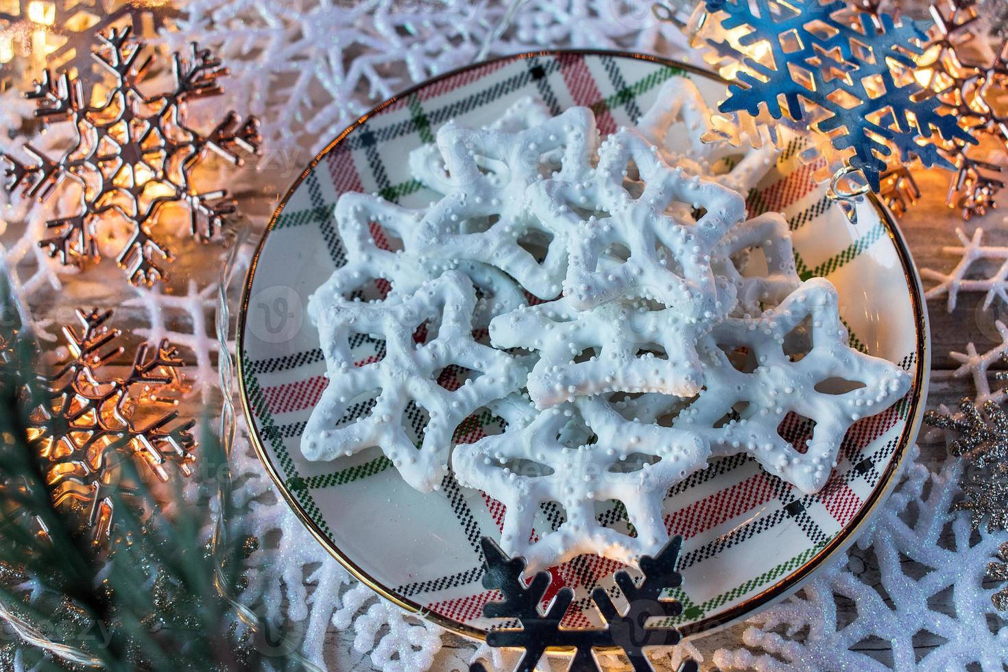 estrelas de pretzel de chocolate branco em fundo festivo foto