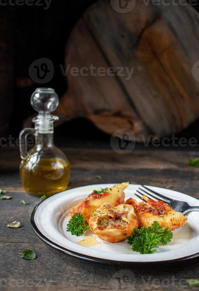 conchas de macarrão manicotti com espinafre, ricota no prato foto