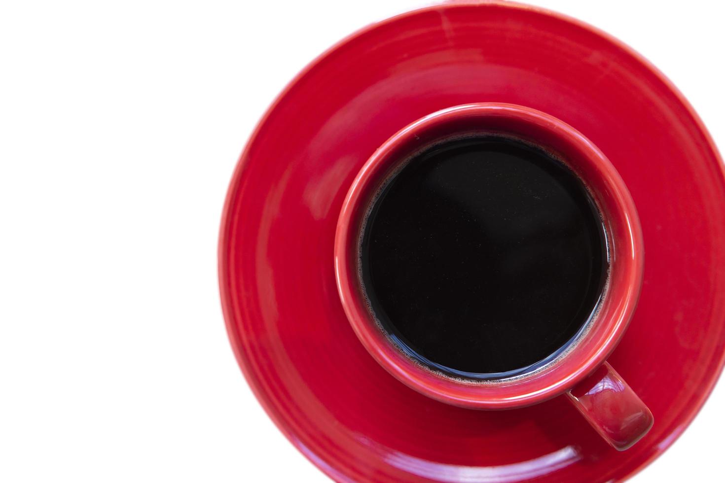 café preto no traçado de recorte isolado de vidro vermelho no fundo branco foto