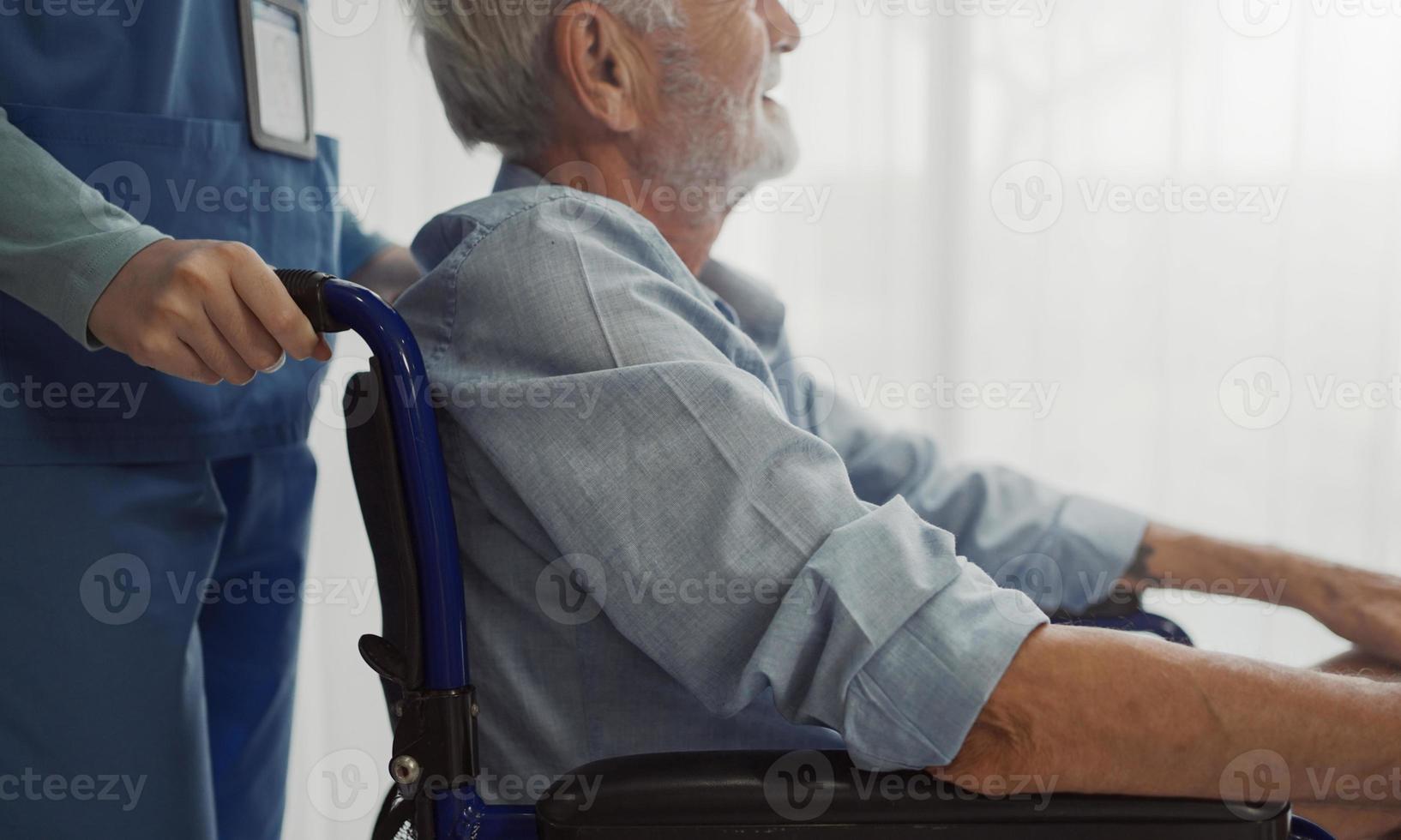 enfermeira colocando cadeira de rodas com janela de homem sênior. homem sênior infeliz com doença geriátrica ou depressão. terapeuta cuidando, dando apoio e empatia. foto