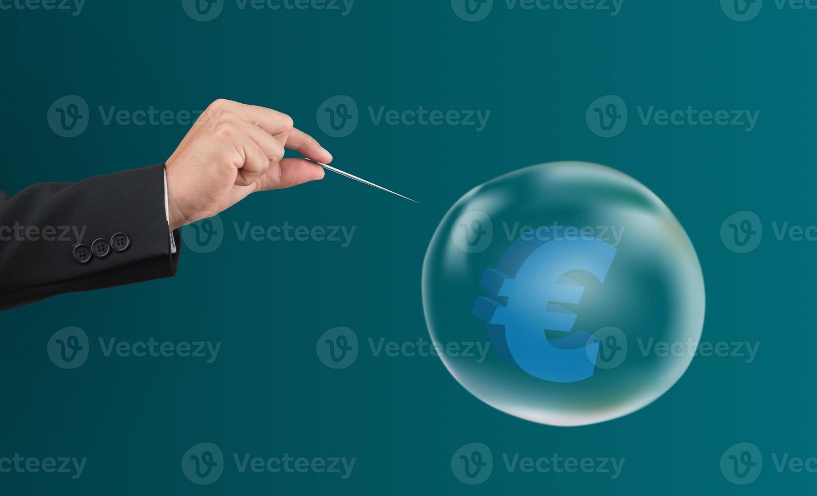 agulha de buraco de mão com símbolo do euro na bolha foto