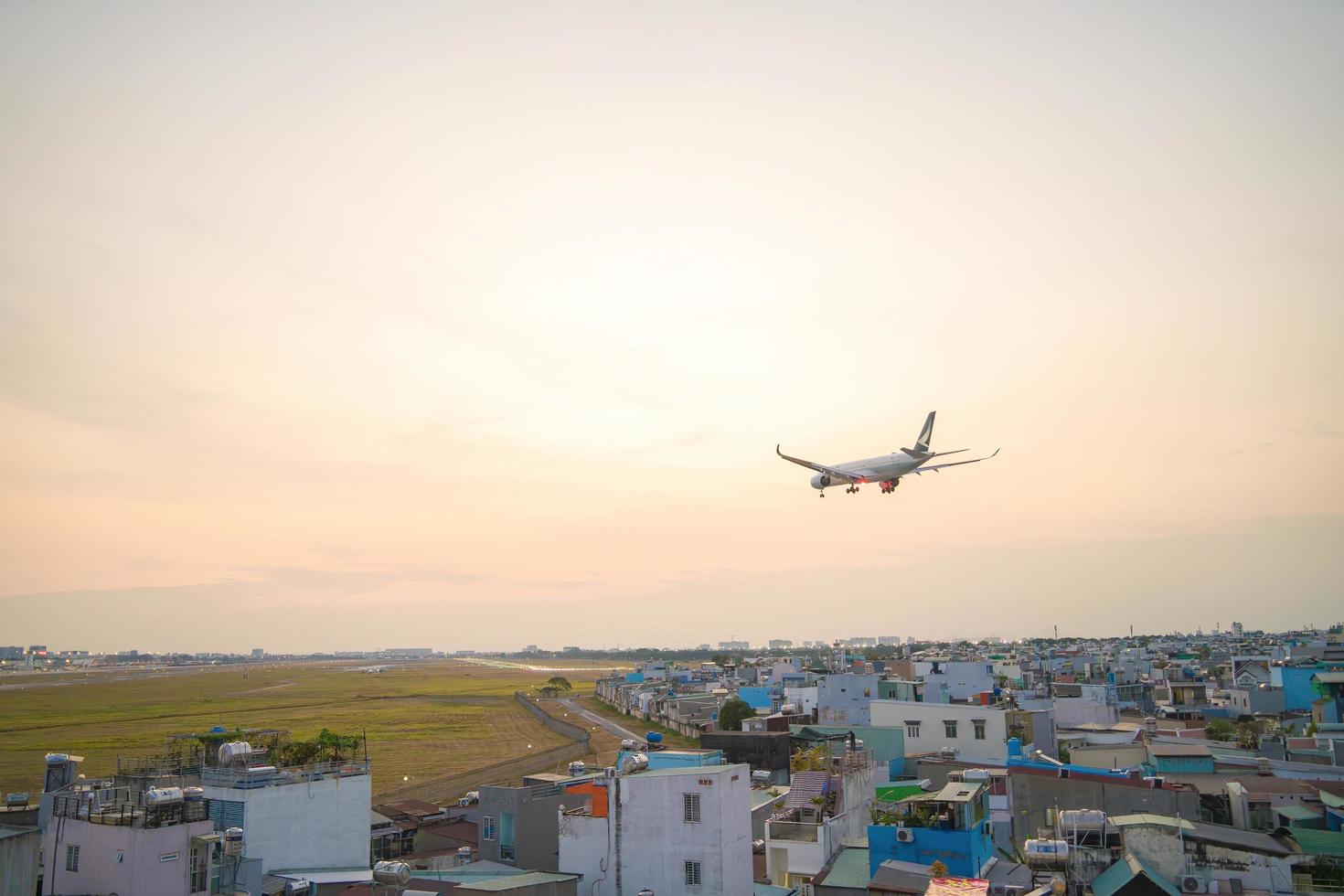 ho chi minh city, vietnã - 20 de fevereiro de 2022 o aeroporto internacional de tan son nhat international airport, o aeroporto internacional de saigon ho chi minh city, sul do vietnã à noite. foto