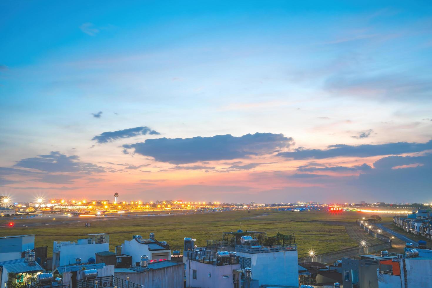 cidade de ho chi minh, vietnã - 12 de fevereiro de 2022 o aeroporto internacional de tan son nhat international airport, o aeroporto internacional de saigon, sul do vietnã à noite. foto