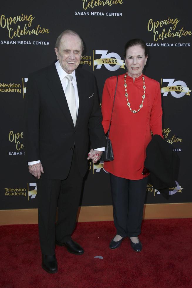los angeles, 2 de junho - bob newhart e esposa na gala do 70º aniversário da television academy no saban theatre em 2 de junho de 2016 em north hollywood, ca foto