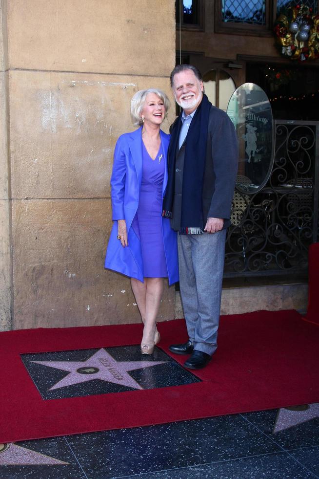 los angeles, 3 de janeiro - taylor hackford, helen mirren na cerimônia de estrela da calçada da fama de hollywood para helen mirren no pig n assobio em 3 de janeiro de 2013 em los angeles, ca foto