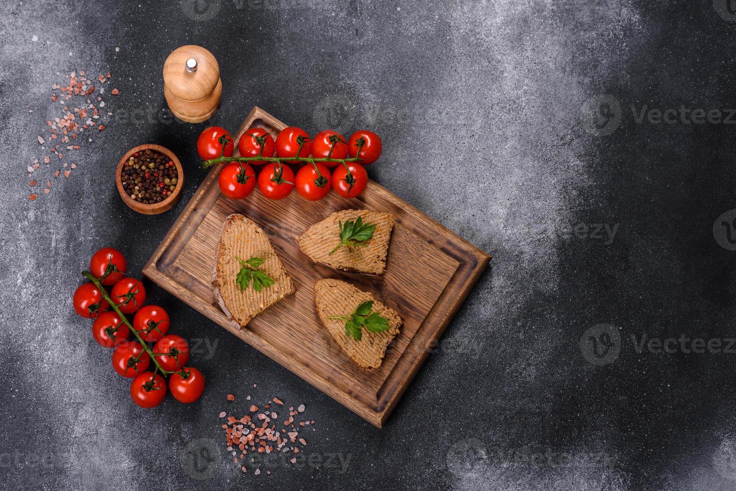 aperitivo, baguete com pasta de fígado e ervas, closeup. café da manhã caseiro foto