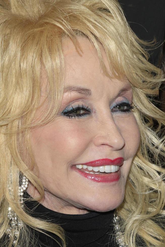 los angeles, 5 de fevereiro - dolly parton no 24º anual movieguide awards no universal hilton hotel em 5 de fevereiro de 2016 em los angeles, ca foto