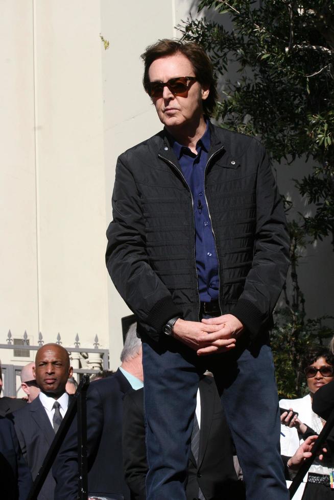 los angeles, 9 de fevereiro - paul mccartney na cerimônia da calçada da fama de hollywood para paul mccartney na construção de registros da capital em 9 de fevereiro de 2012 em los angeles, ca foto