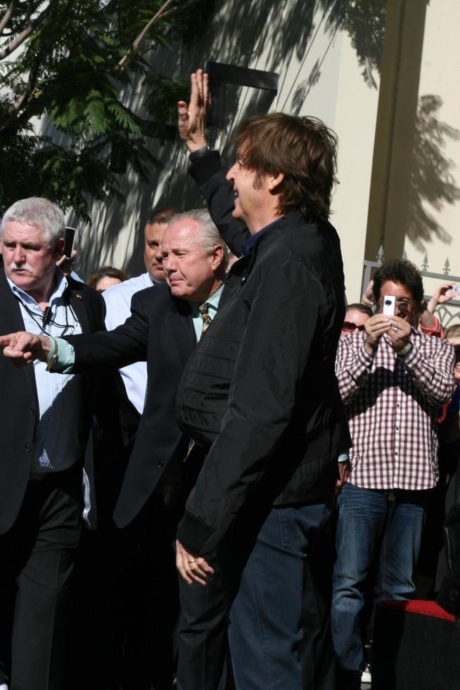 los angeles, 9 de fevereiro - paul mccartney na cerimônia da calçada da fama de hollywood para paul mccartney na construção de registros da capital em 9 de fevereiro de 2012 em los angeles, ca foto