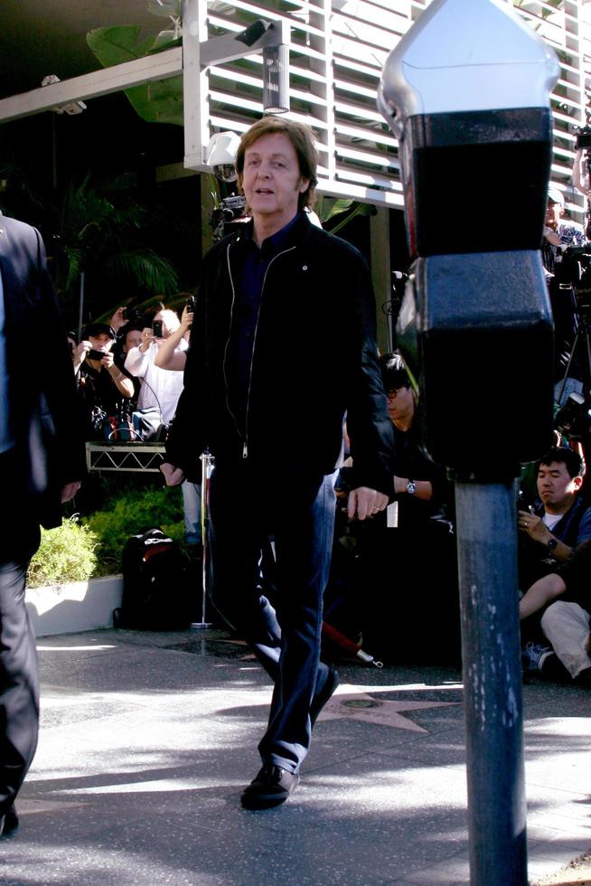 los angeles, 9 de fevereiro - paul mccartney na cerimônia da calçada da fama de hollywood para paul mccartney na construção de registros da capital em 9 de fevereiro de 2012 em los angeles, ca foto