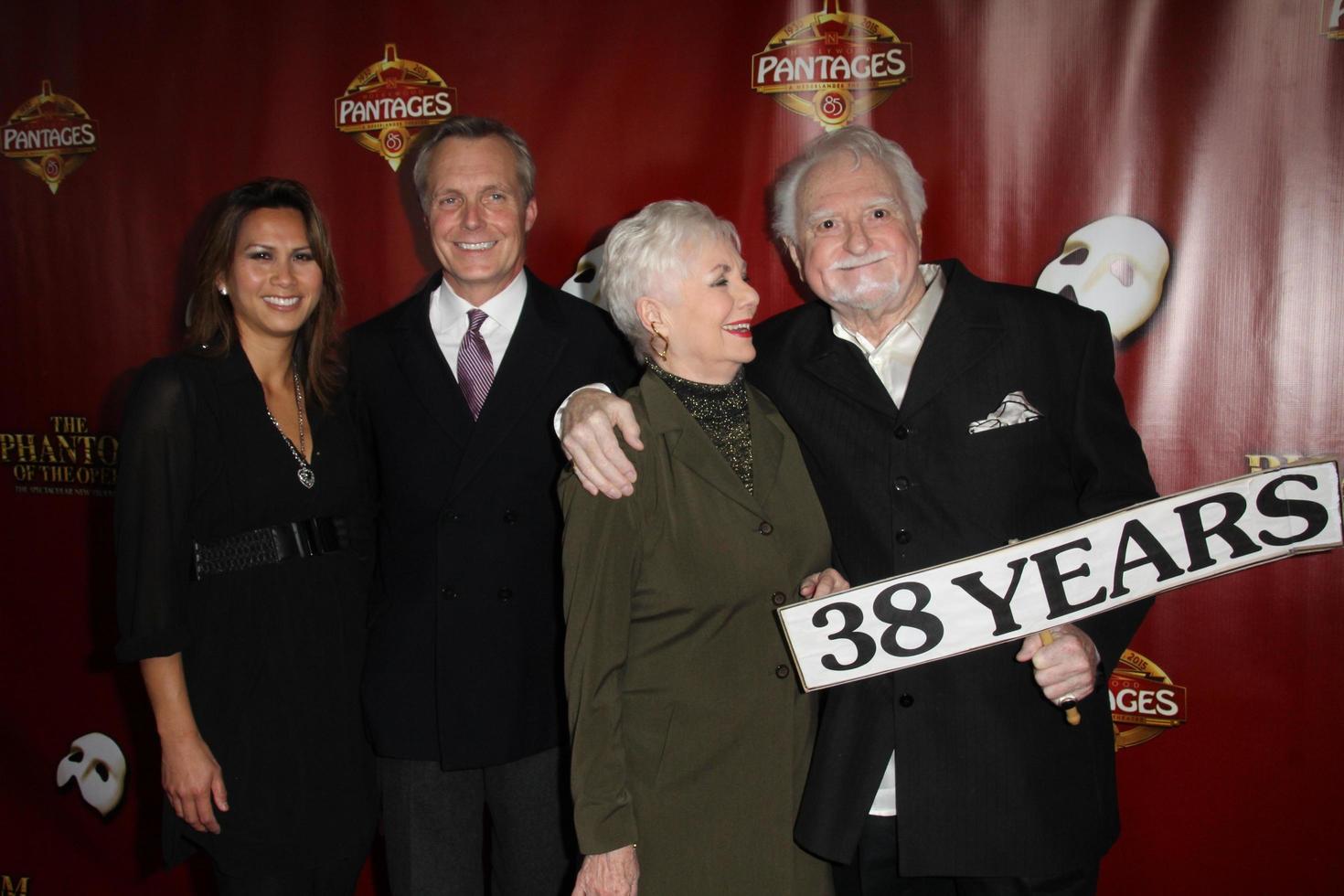 los angeles, 17 de junho - ryan cassidy, shirley jones, marty ingels no fantasma da ópera los angeles estréia no pantages, teatro em 17 de junho de 2015 em los angeles, ca foto