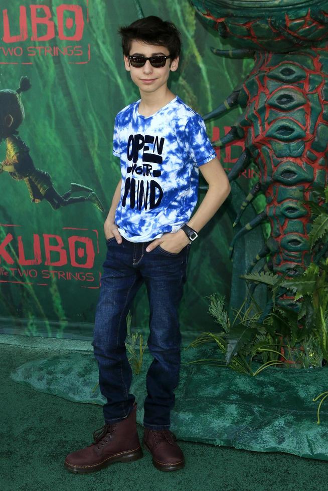 los angeles, 14 de agosto - aidan gallagher no kubo e as duas cordas estréia no amc universal citywalk em 14 de agosto de 2016 em universal city, ca foto