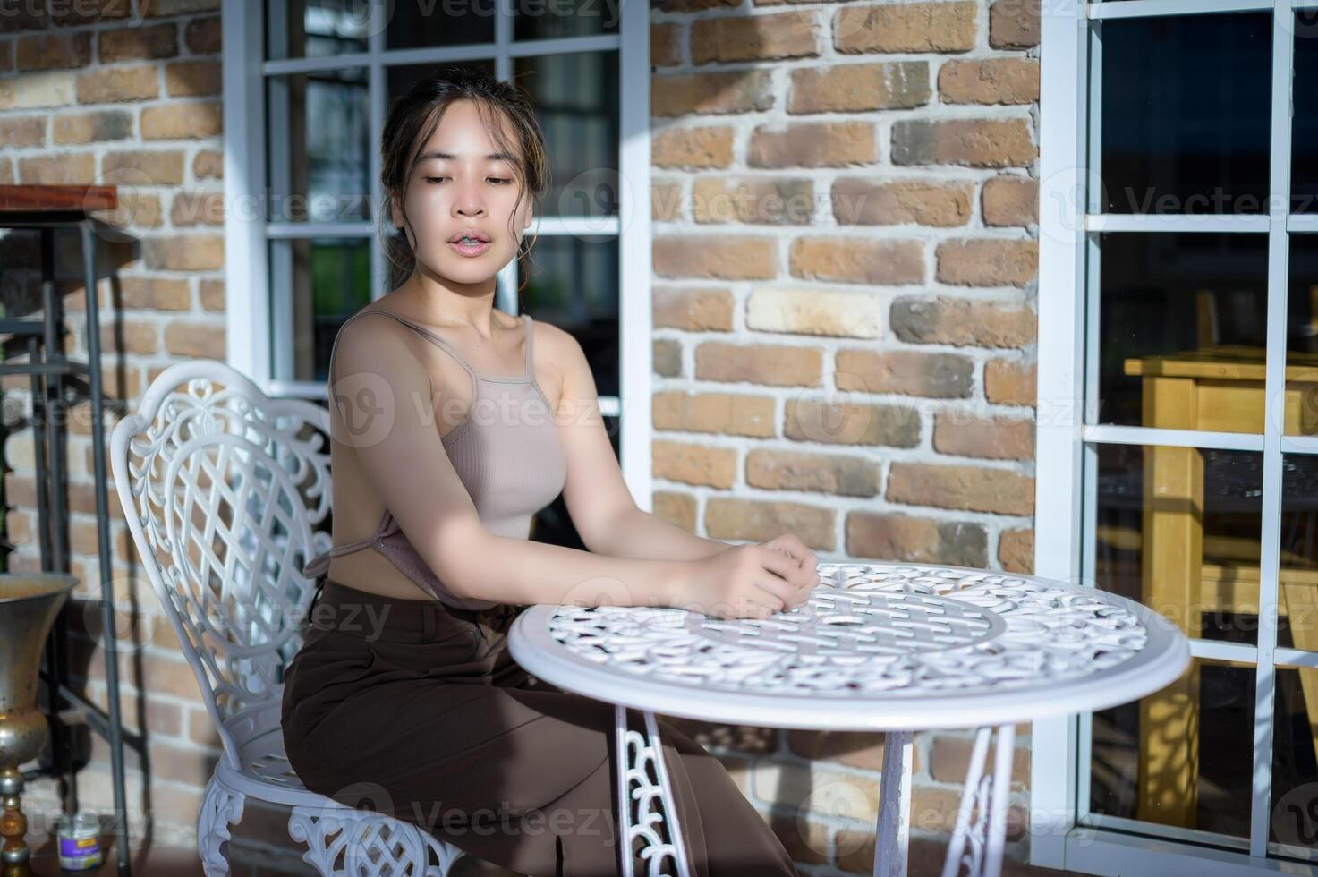 retrato de mulher bonita em um restaurante, café com sentimento feliz foto