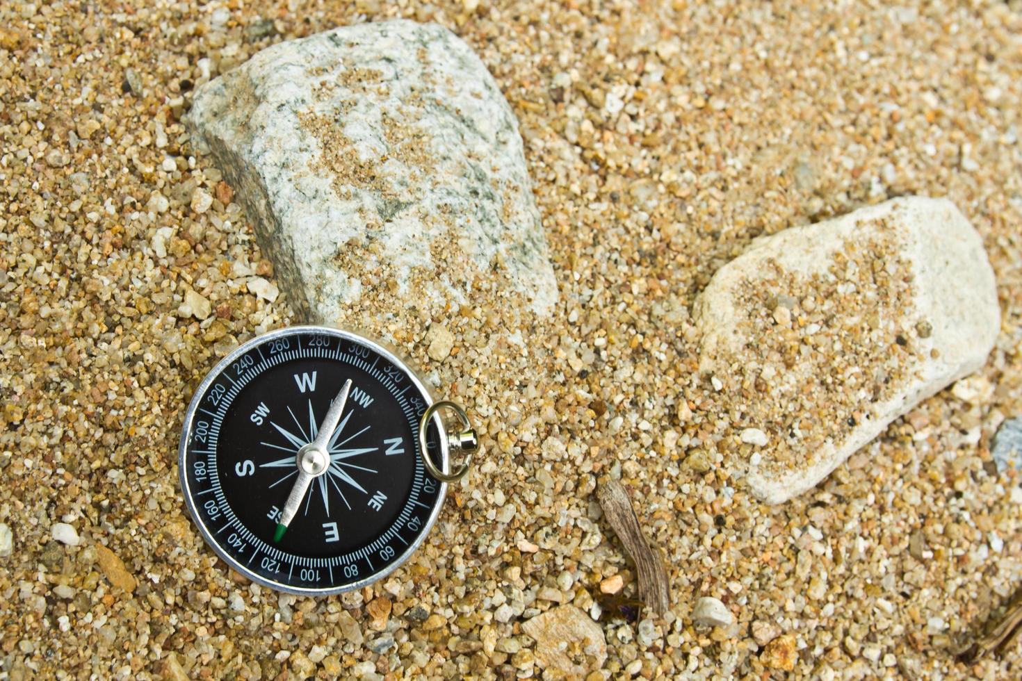 bússola na areia foto