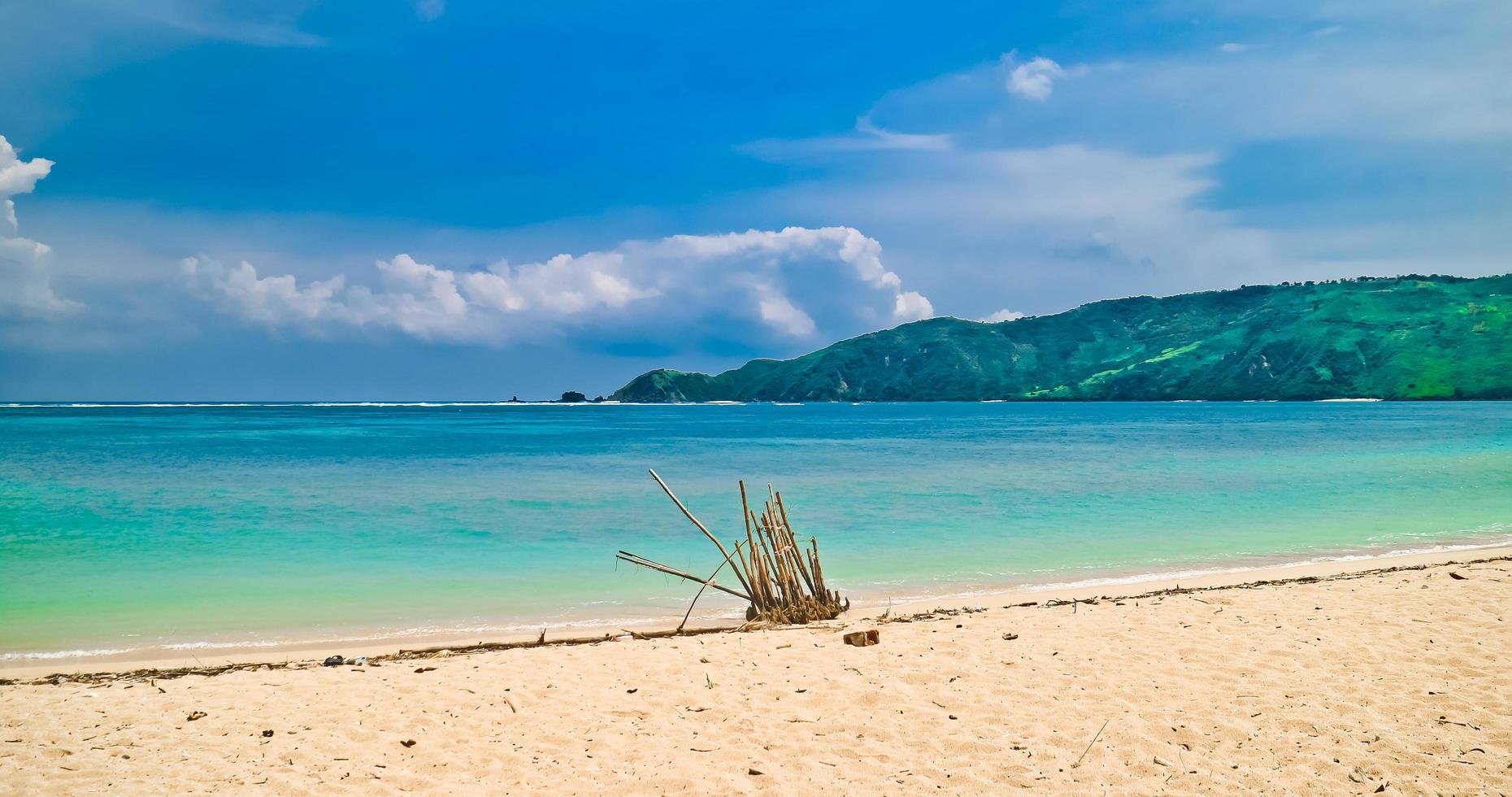 a beleza da praia mandalika na ilha de lombok, indonésia foto