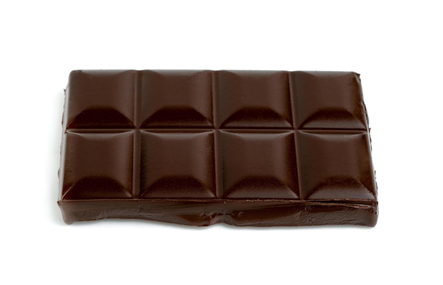 barra de chocolate escuro isolada no fundo branco foto