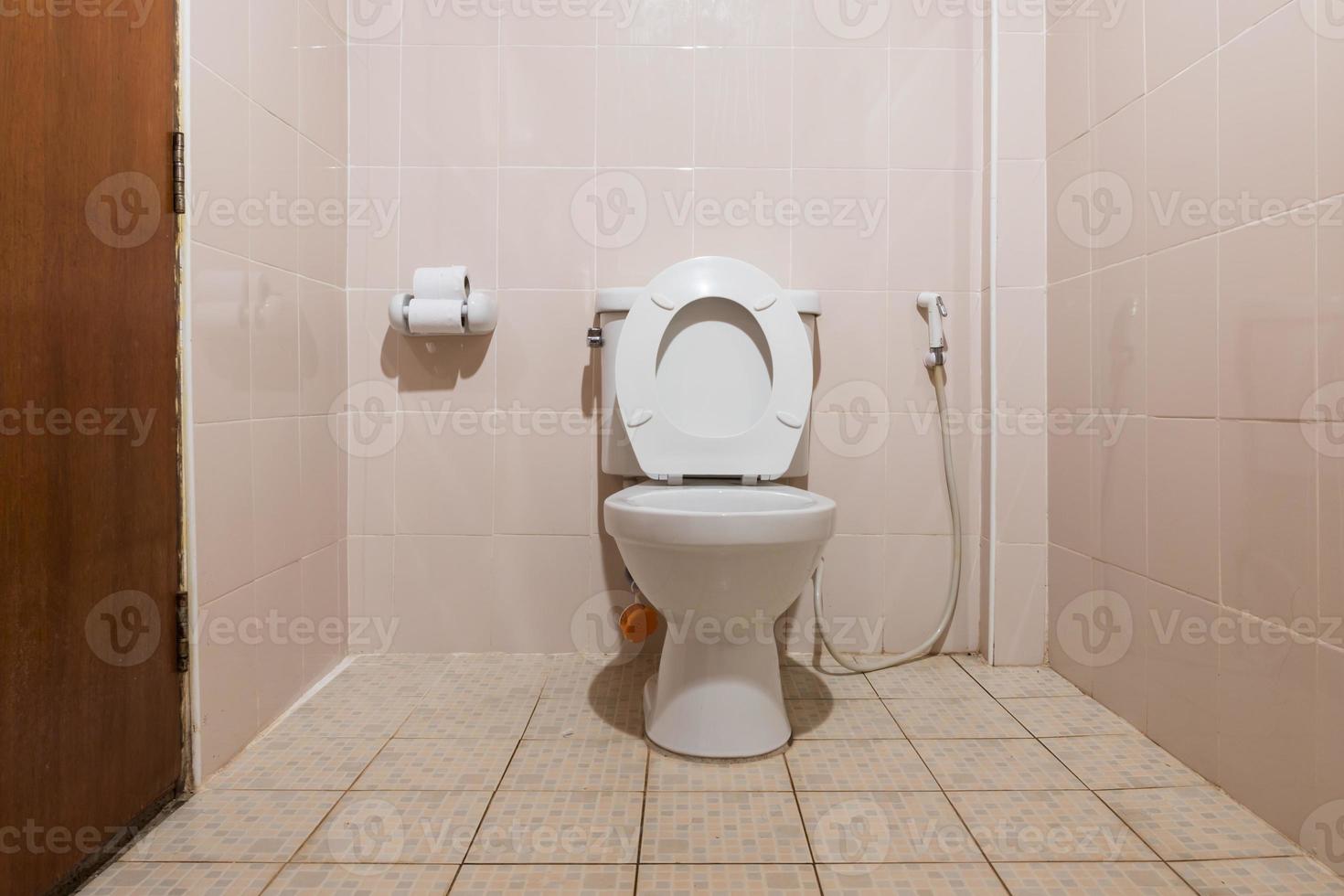 vaso sanitário em um banheiro. foto