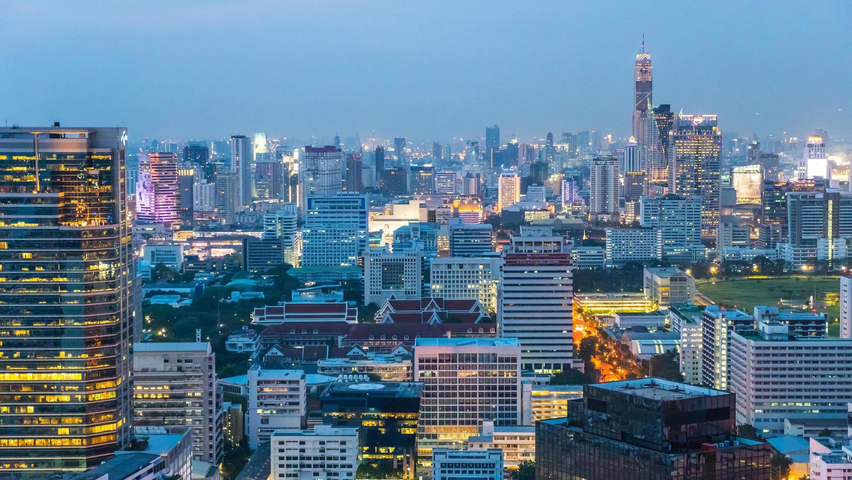 área de negócios com prédio alto à noite, bangkok, tailândia foto