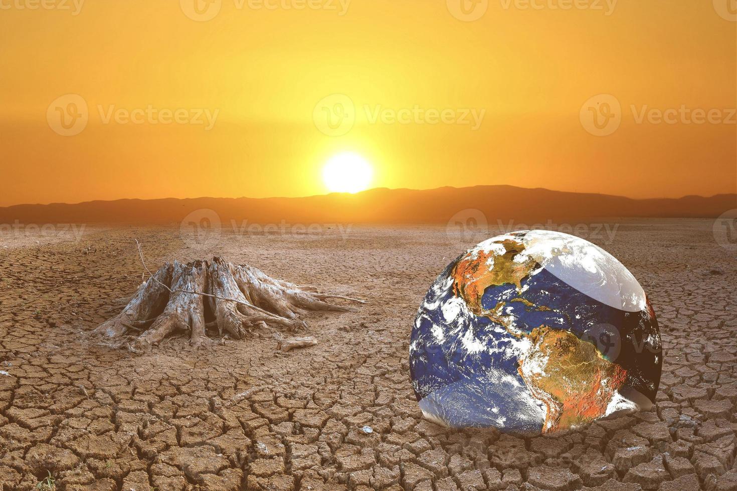 o conceito de aquecimento global e seca e pobreza e escassez de alimentos. solos áridos com climas quentes têm um globo que carece de espaço verde. foto