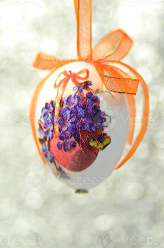 ovo de Páscoa decorado feito pela técnica de decoupage em bokeh de fundo foto