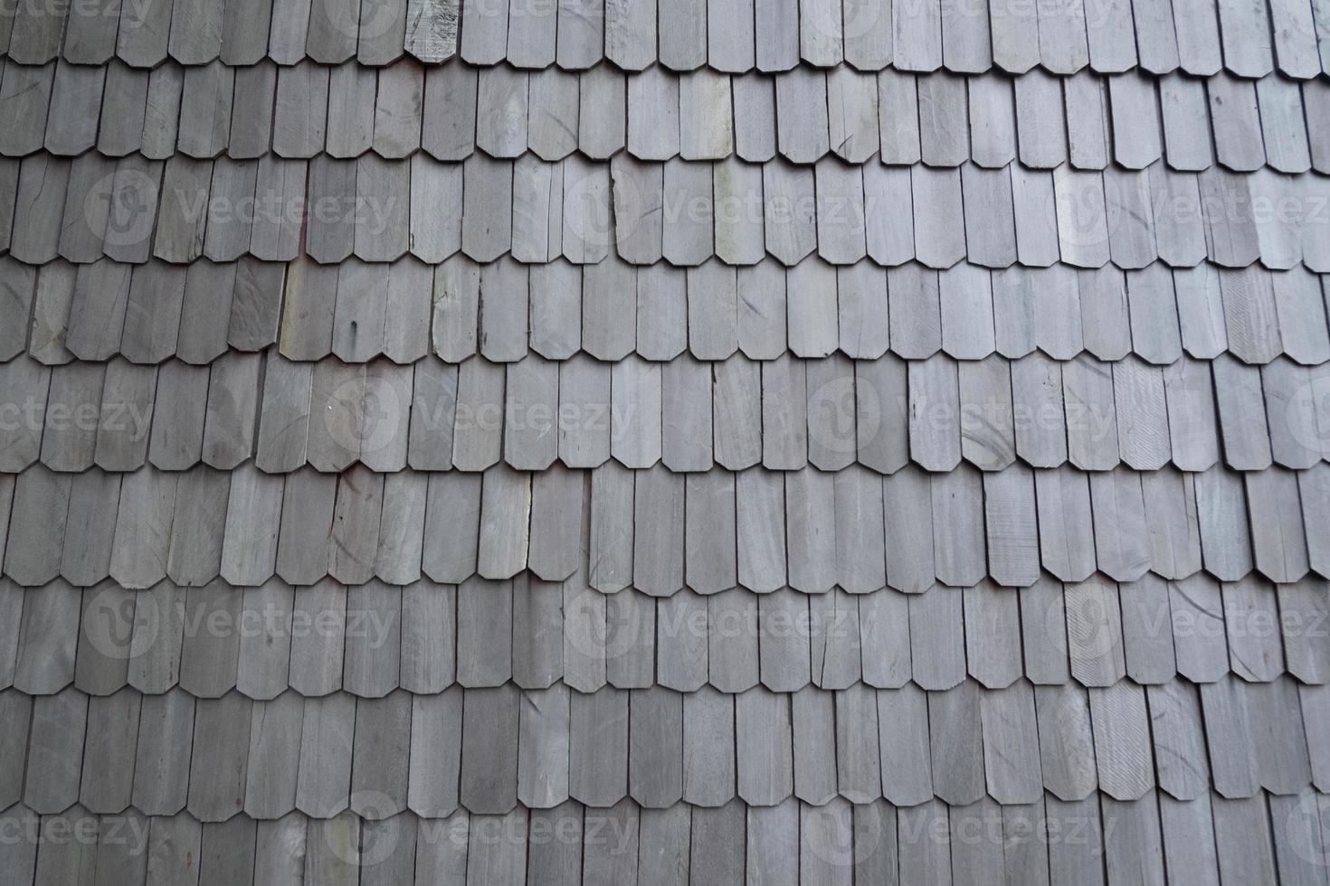 detalhes exteriores do telhado de uma casa feita de madeira de ferro, textura de fundo cinza escuro foto