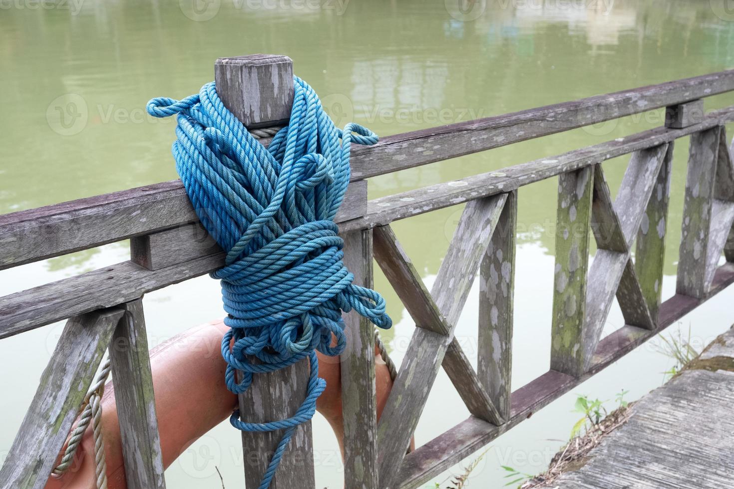 foco seletivo na corda azul usada para amarrar navios em lagos e rios foto