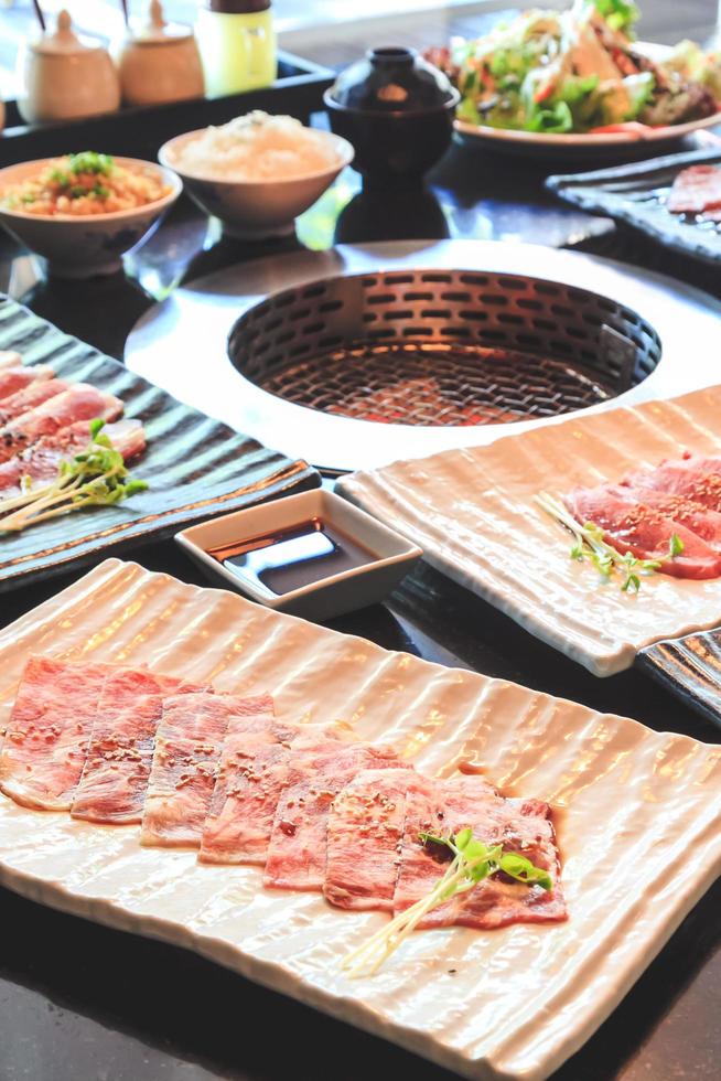 fatia de carne para churrasco, comida japonesa, yakiniku foto