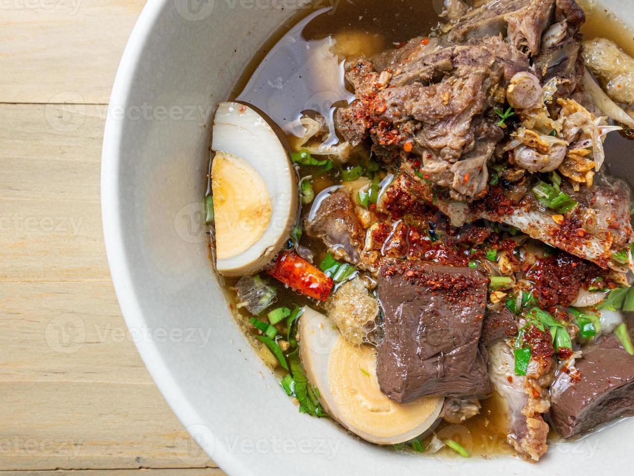 a praça de massa chinesa cozida na mesa de madeira para o conceito de ásia de comida de rua foto