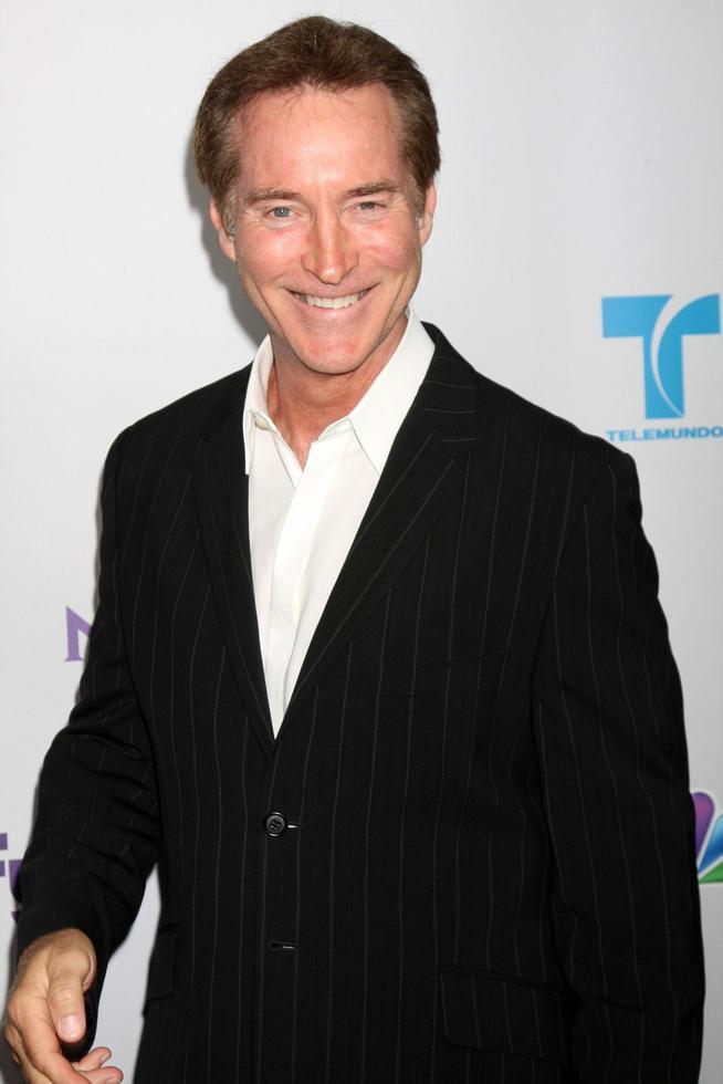 los angeles, 1 de agosto - drake hogestyn chegando na festa nbc tca summer 2011 no sls hotel em 1 de agosto de 2011 em los angeles, ca foto