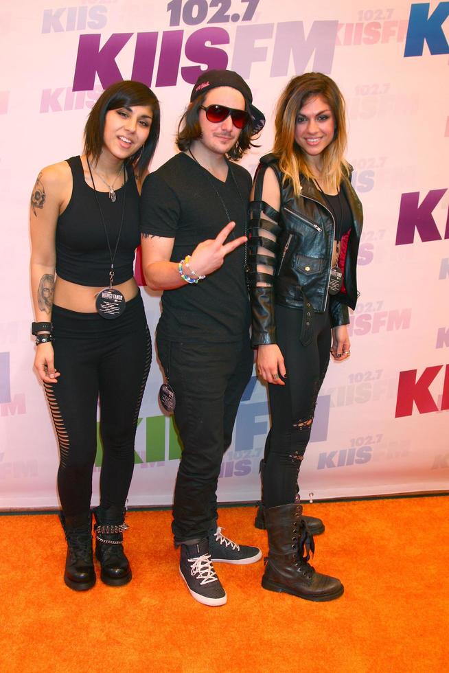 los angeles, 11 de maio - yasmine yousaf, rain man, jahan yousaf de krewella assistem ao concerto de tango de wango de 2013 produzido por kiis-fm no home depot center em 11 de maio de 2013 em carson, ca foto