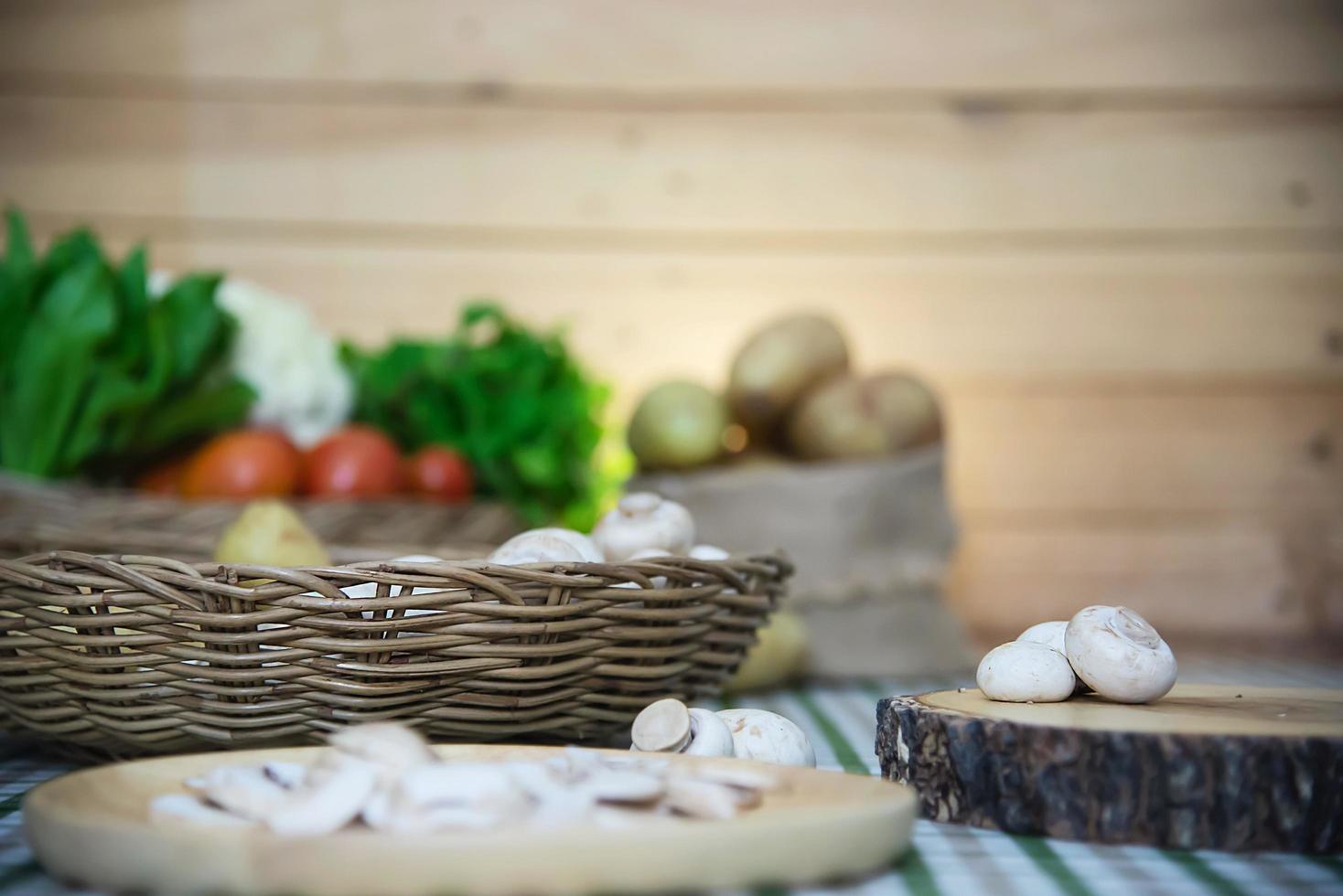 vegetais de cogumelos champignon frescos na cozinha - conceito de cozimento de vegetais de cogumelos frescos foto