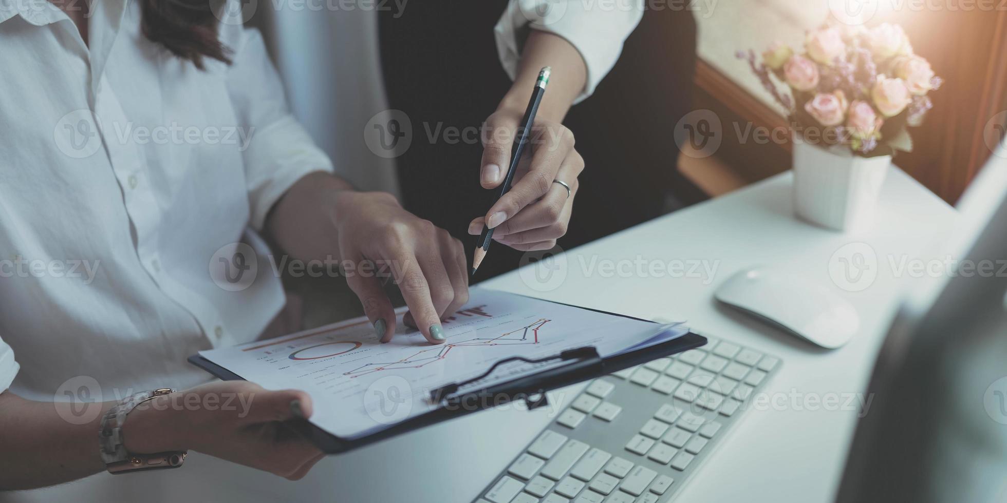 suporte de equipe de negócios e conceito de reunião. grupo de investidores trabalhando e apontando para a tarefa de finanças de papelada financeira. foto