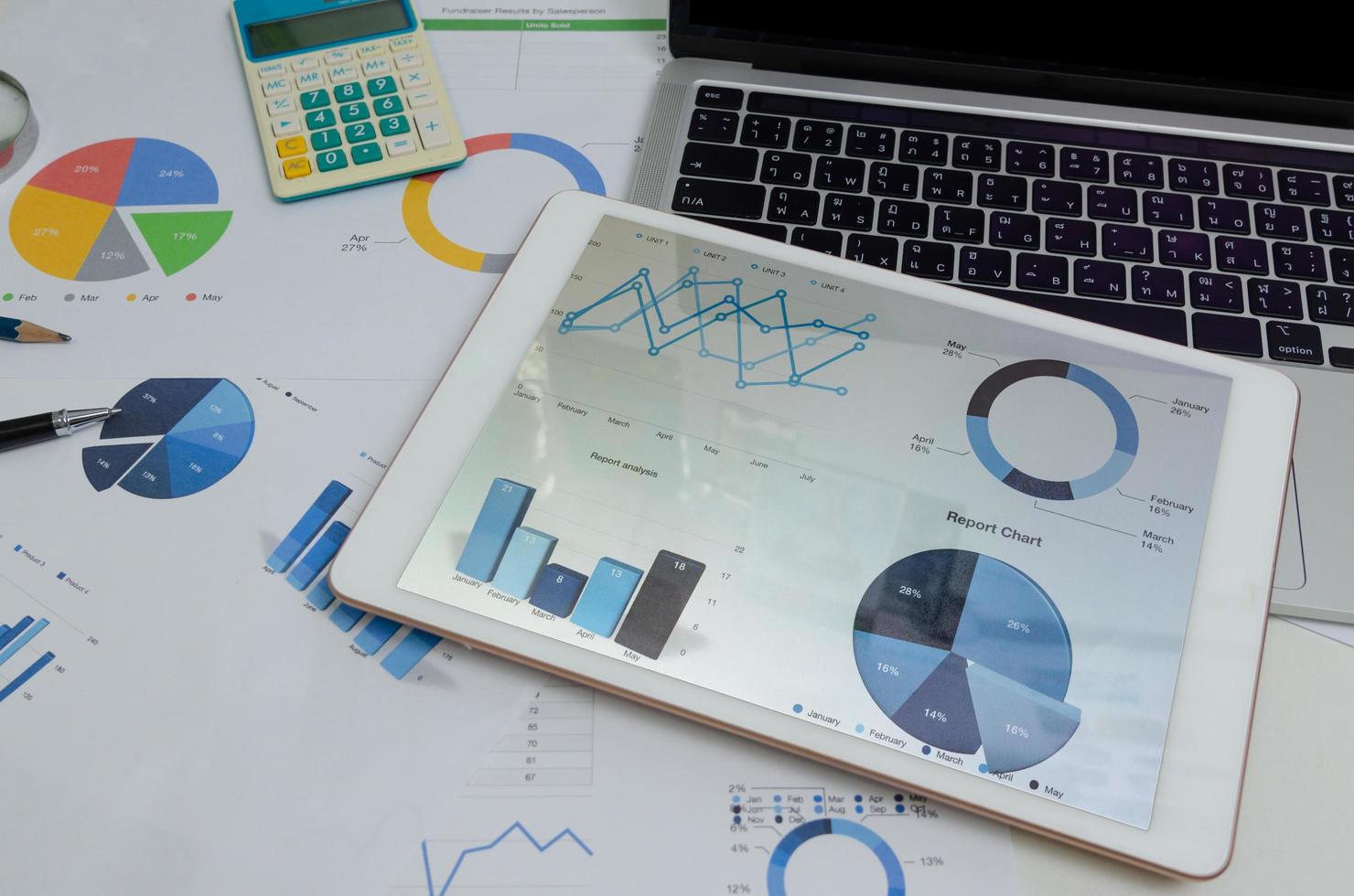 documento papelada gráfico e gráfico no tablet com computador portátil e caneta. relatório de análise de finanças de negócios marketing e contabilidade de investimento de informações no conceito de tecnologia digital de escritório. foto