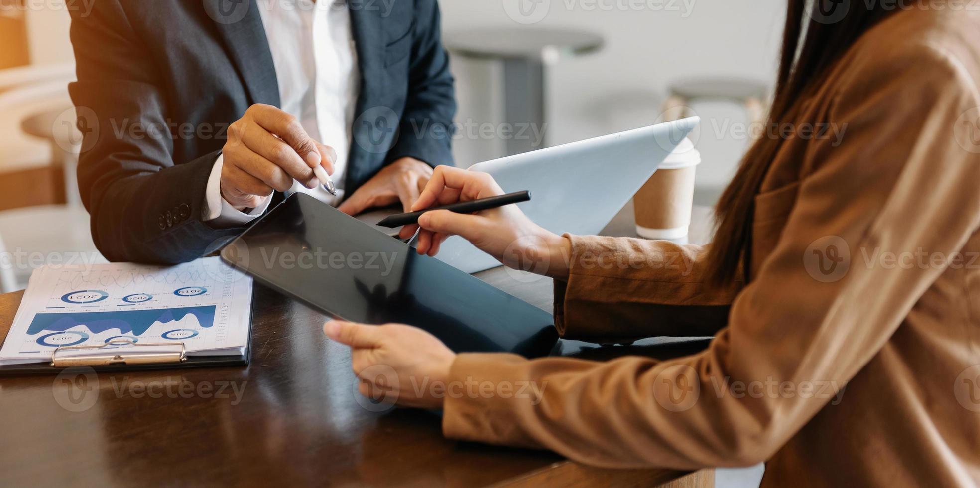 hora da reunião de negócios. foto equipe de gerentes de conta jovem trabalhando com novo projeto de inicialização. caderno na mesa. apresentação no escritório