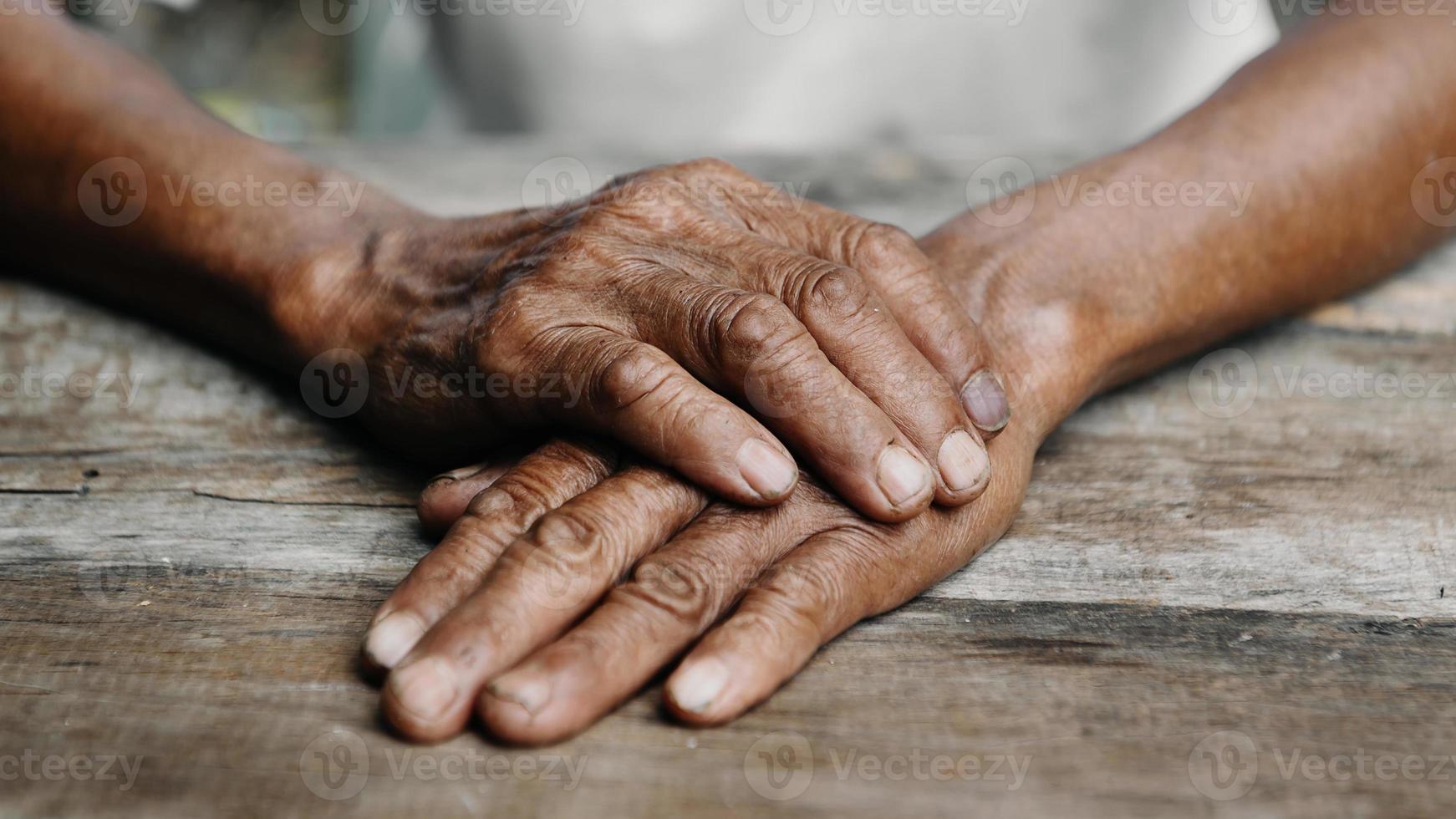 mãos enrugadas masculinas, velho está vestindo foto