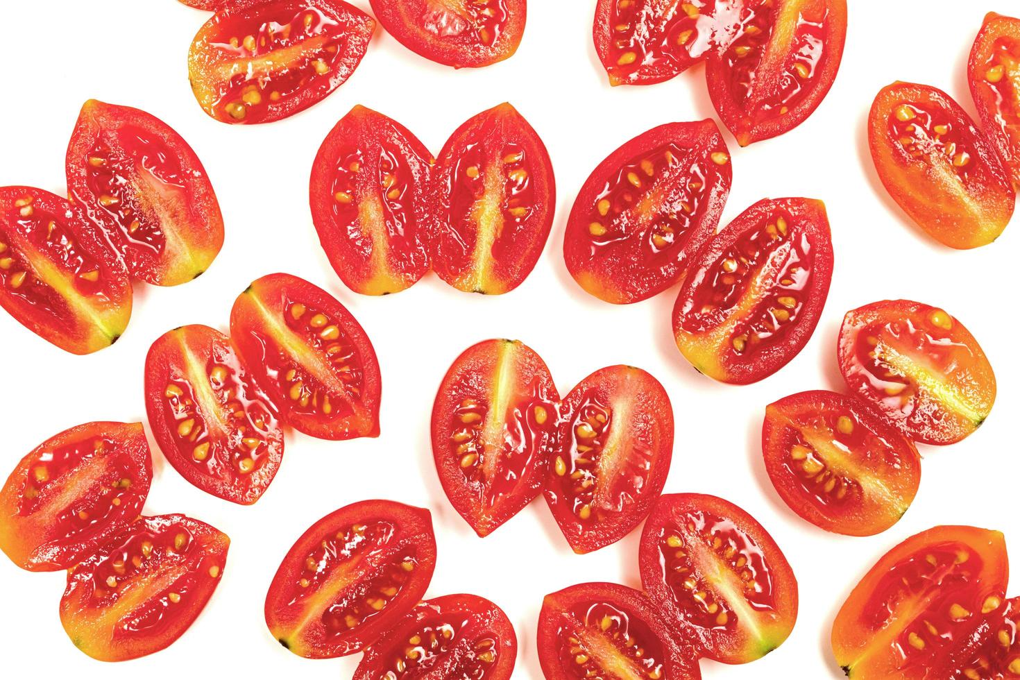 tomate cereja isolado no fundo branco foto