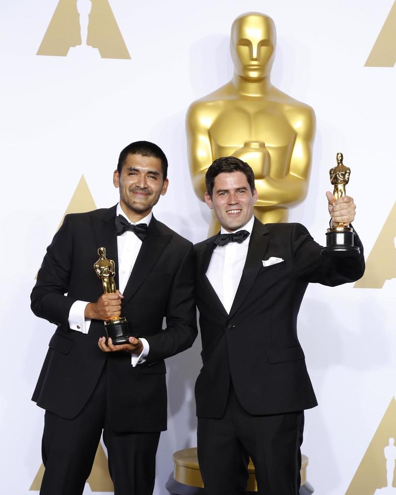 los angeles, 28 de fevereiro - gabriel osorio vargas, pato escala pierart na 88ª premiação anual da academia, sala de imprensa no teatro dolby em 28 de fevereiro de 2016 em los angeles, ca foto