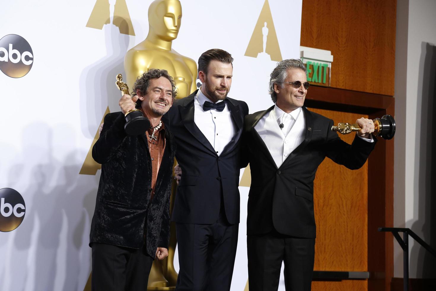 los angeles, 28 de fevereiro - mark mangini, chris evans, david white na 88ª premiação anual da academia, sala de imprensa no dolby theater em 28 de fevereiro de 2016 em los angeles, ca foto